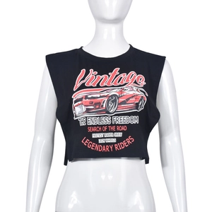 Dettaglio del top corto nero con stampa grafica vintage racing e design senza maniche