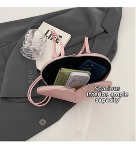 Interno della borsa in pelle rosa a forma di cuore con spazio per il cellulare
