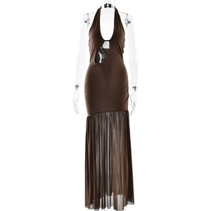 Détail de la robe licou marron avec découpe et ourlet en patchwork de maille filet