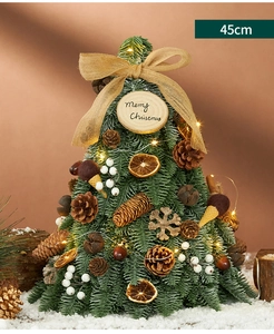 Dettaglio di un mini albero di Natale fai-da-te da 45cm con pigne, arance e luci LED