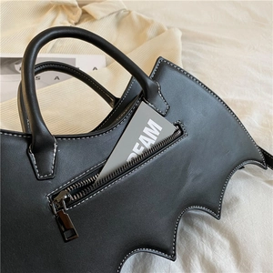 Detailaufnahme schwarzer PU Leder Fledermaus Handtasche, kreativer Gothic Halloween Stil, Fronttasche.