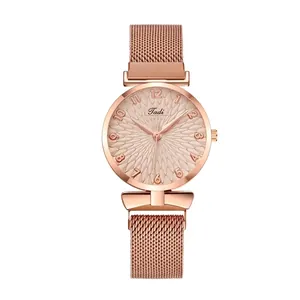 Primo piano dell'orologio in maglia oro rosa con quadrante a rilievo e indici chiari