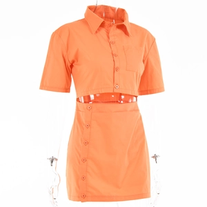 Detailansicht des orangen zweiteiligen Sets mit Kurzarmhemd und Minirock mit hoher Taille