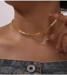 Détail du collier de perles d'eau douce et billes dorées porté par un mannequin