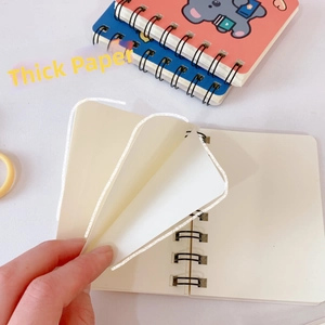 Nahaufnahme der dicken cremefarbenen Papierseiten im niedlichen Koala-Ringbuch