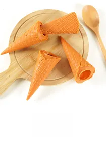 Vista macro di stampi per coni gelato in silicone arancione con trama a cialda dettagliata