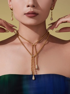 Parure de bijoux plaquée or 18k comprenant un collier à pampilles et boucles d'oreilles