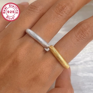 Anello minimalista in argento sterling S925 ritorto nei colori oro e argento su modella