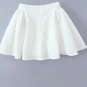 Elegantes weißes rückenfreies Neckholder-Minikleid mit Faltenrock und schmaler Taille
