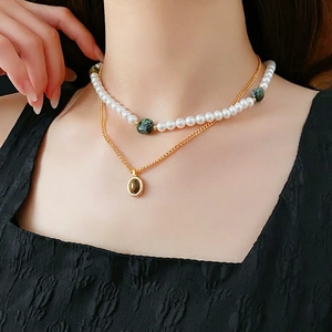 Collier de perles superposé de luxe avec perles émeraude et pendentif en pierre brune