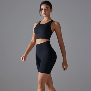 Vista laterale del set sportivo nero senza cuciture con reggiseno e pantaloncini