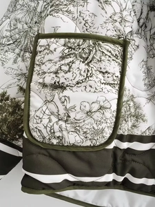 Gros plan d'une poche matelassée à motif floral avec bordure verte sur une veste