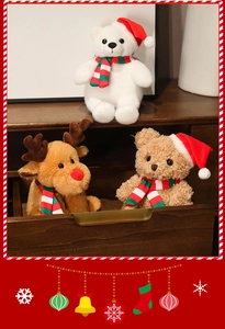 Vista dettagliata del set di orso e renna di Natale in peluche con cappelli e sciarpe
