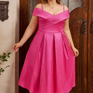 Détail de la robe fuchsia à épaules dénudées avec plis et tissu brillant soyeux