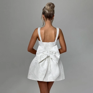 Robe sans manches élégante en jacquard blanc avec un grand nœud décoratif au dos ouvert