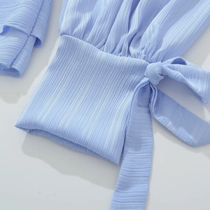 Robe à épaules dénudées bleu clair avec texture plissée et élégants poignets à nœud