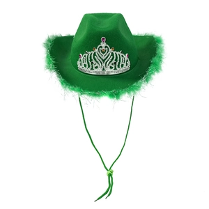 Sombrero de vaquero verde con corona de plata y borde de plumas sobre fondo blanco
