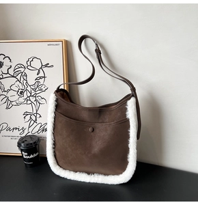 Dettaglio borsa a tracolla minimalista in ecopelle scamosciata marrone con bordo in pelliccia
