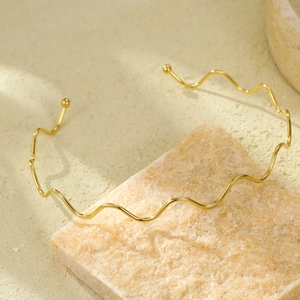 Minimalist 18K gold-plated wave-shaped metal headband with protective ball ends