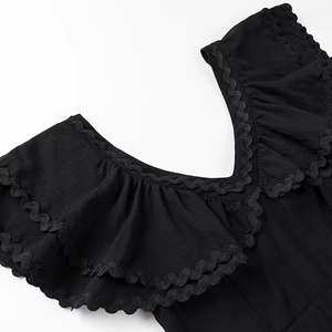 Abito lungo nero con scollo a V stile resort con maniche a farfalla e bordi a zig-zag