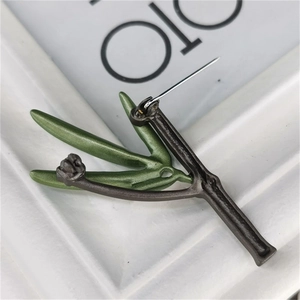 Vintage green leaf brooch with bamboo design and matte finish for scarves