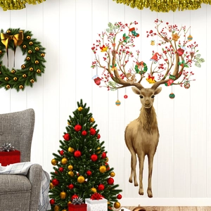 Détail du sticker mural renne aquarelle avec cloches de Noël et boîtes cadeaux