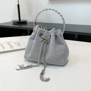 Détail du sac seau en strass argenté avec cristaux étincelants et pompons métalliques