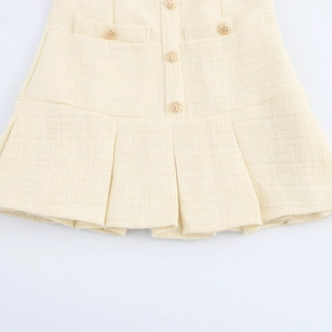 Beiges Tweed-Trägerkleid mit Faltenrock und geprägten goldenen Metallknöpfen für Damen