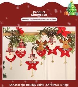 Dettagli di ornamenti natalizi in peluche con Babbo Natale e renna con campanelli