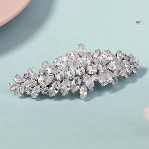 Vue détaillée des cristaux de zircon étincelants en forme de feuille sur une pince à cheveux