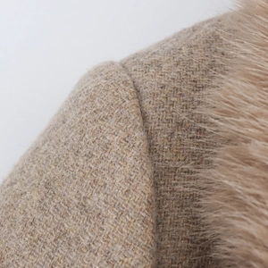 Gros plan détaillé du tissu tissé beige associé à une bordure en fausse fourrure douce