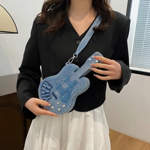 Borsa a tracolla in denim blu a forma di chitarra con borchie vintage per donna