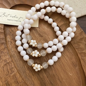 Three-piece acrylic beaded flower bracelet set with white enamel floral charms for women