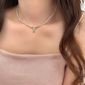 Elegant two-tone necklace with silver crushed beads and a gold rectangular pendant