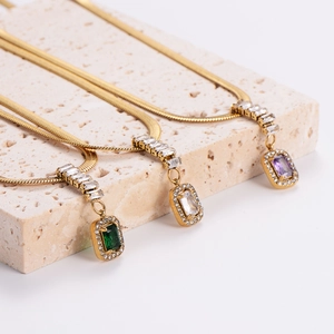 Tre collane a catena serpente dorata con pendenti rettangolari verde, bianco e viola