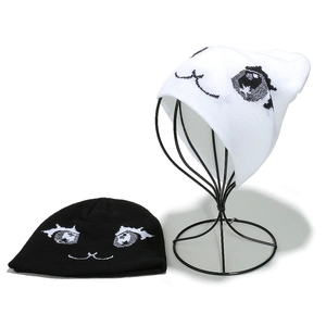Détail de la maille et broderie yeux de dessin animé sur bonnets Y2K d'hiver