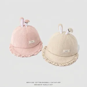 Mignon chapeau de bébé en velours côtelé avec oreilles de lapin et bord en dentelle