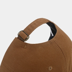 Macro di cappellino in cotone marrone con fibbia in metallo e trama in twill
