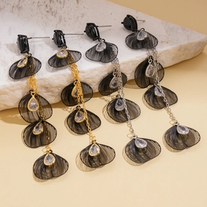 Boucles d'oreilles pétales ajourées avec pampilles, design éventail noir et zircon