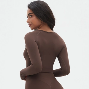 Gros plan du haut de fitness de compression marron foncé sans couture et du tissu élastique