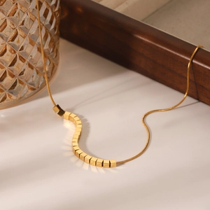 Collier élégant en maille serpent dorée avec petits pendentifs carrés en acier inoxydable