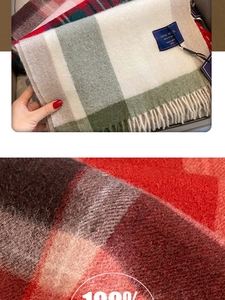 Détail d'écharpe en laine à carreaux rouge et marron montrant la texture 100% laine