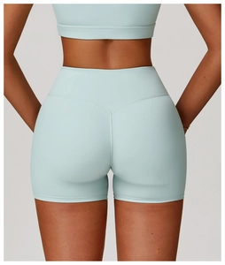 Nahaufnahme der V-Naht an hellblauen High-Waist-Yoga-Shorts für einen Push-Up-Effekt