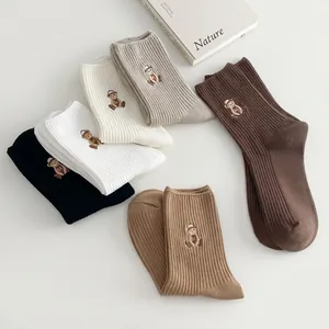 Détail de chaussettes en coton avec broderie d'ours aux couleurs terreuses