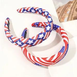 Détail de trois serre-têtes rembourrés avec motif du drapeau américain et étoiles