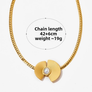 Detail der fächerförmigen Goldkette mit Perle inklusive Maßen von 42+6cm Kettenlänge