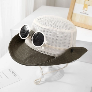 Dettaglio cappello da sole per bambini in rete con occhiali da sole rotondi integrati