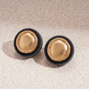 Details von Vintage runden Ohrsteckern mit mattgoldener Mitte und grauer Beflockung
