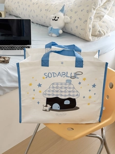 Detail der Cartoon Haus und Hund Grafik auf weißer Canvas Tasche mit blauem Rand
