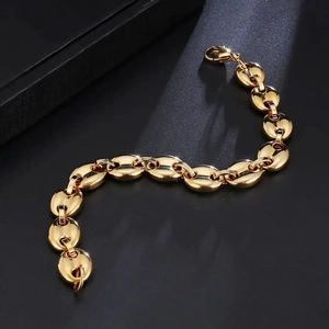 Detailaufnahme der goldenen Kaffeebohnen-Gliederkette mit einem Metall-Karabinerverschluss